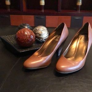 ✨Classy, comfortable cognac colored heels 👠